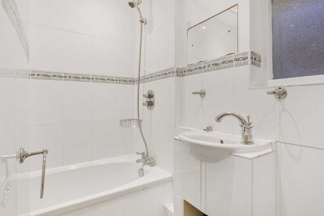 Flat for sale in Richmond Road, Hackney, London