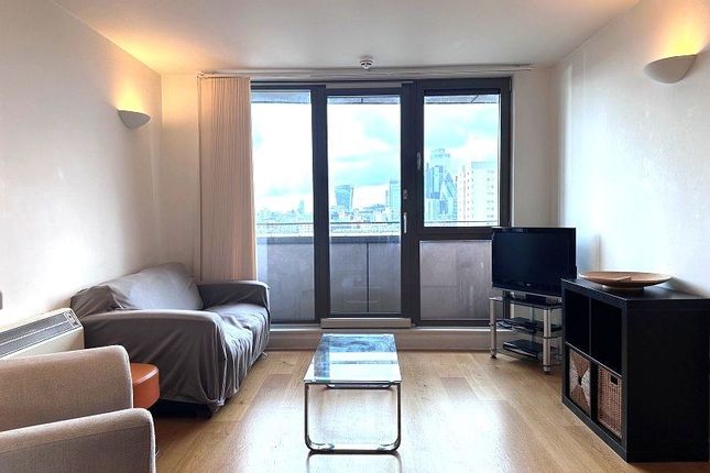 Flat to rent in Spencer Way, London