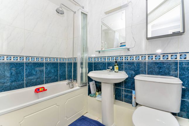 Flat for sale in Draymans Court, Stockwell, London