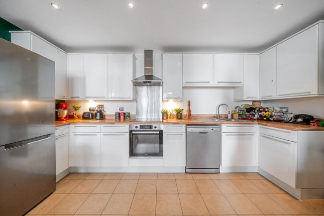 314, Trico House, Brentford photo 3