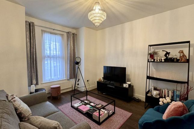 65, Orchard Avenue, Southall photo 2