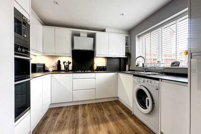 16 Greatwood Close, Bridgwater, Somerset photo 3