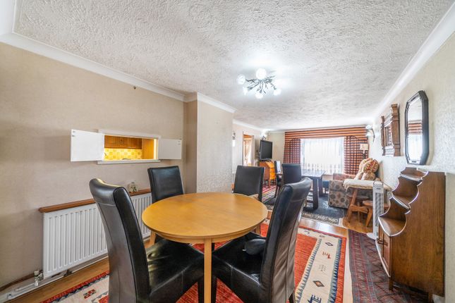 40, Coombe Drive, Addlestone photo 4