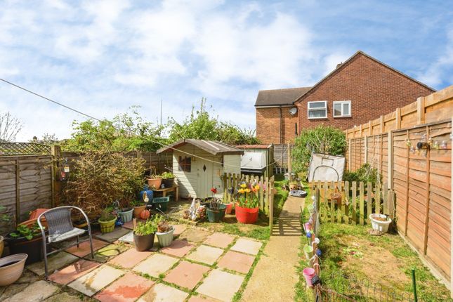 49, Dundrey Crescent, Surrey photo 3