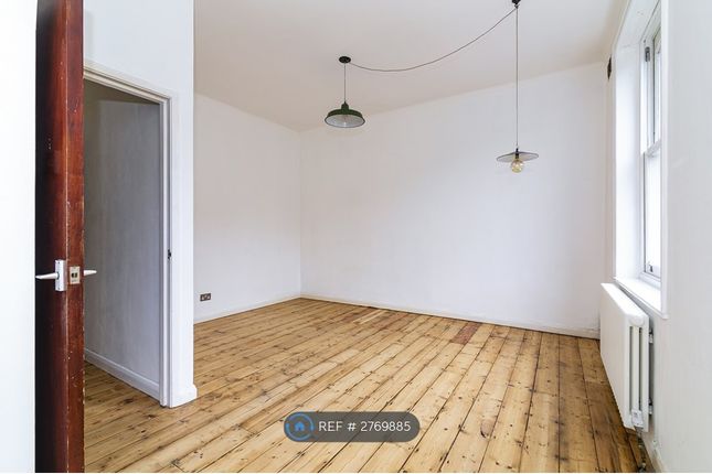 Flat, Alexandra Grove, London photo 4