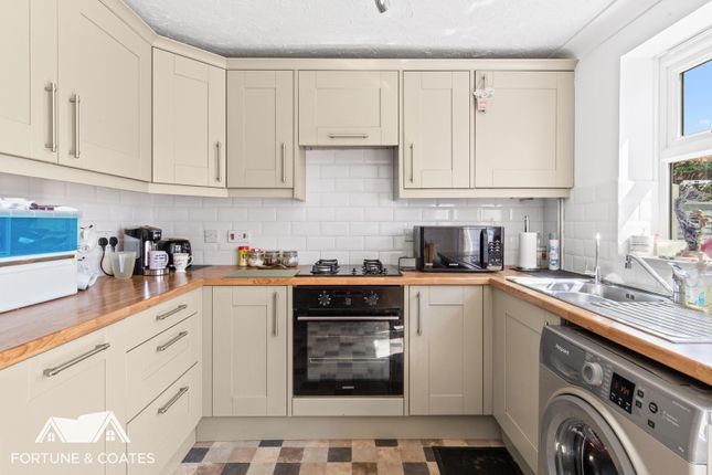 23, Albert Gardens, Harlow photo 4