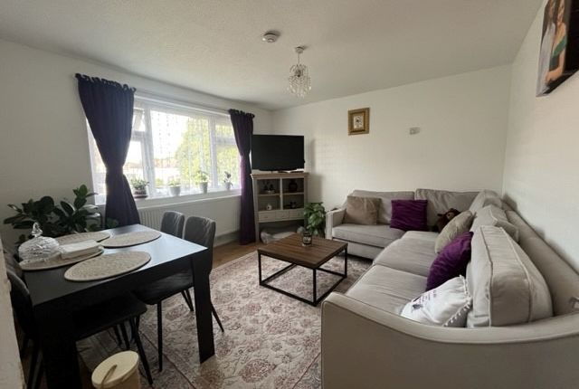 Flat for sale in Whitchurch Avenue, Edgware, Greater London