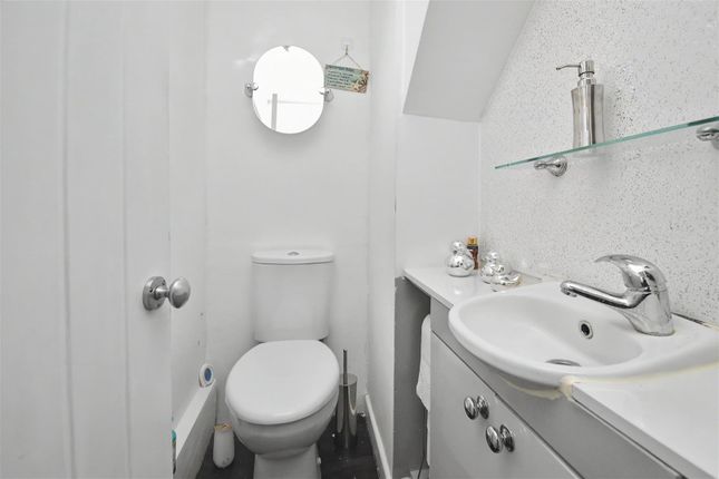 36, Sturton Walk, Corby photo 3