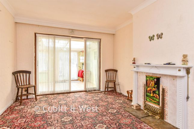 41, Cliff Gardens, Telscombe Cliffs photo 2