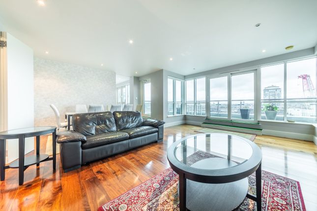 Flat to rent in Fountain House, 16 St. George Wharf, London