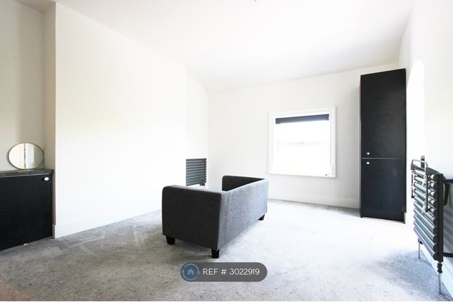 Flat, Kirkley Cliff Road, Lowestoft photo 2