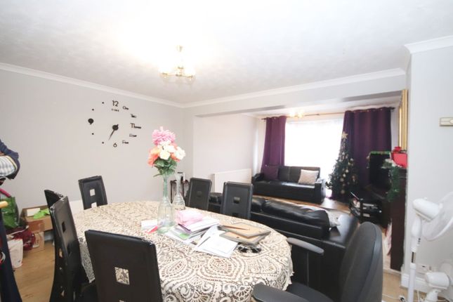10 Tansey Close, Romford photo 3