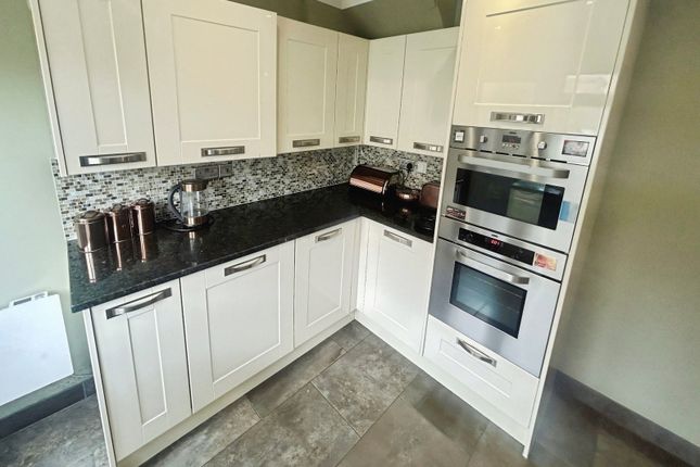 36, Greenwood Close, Bridgend photo 5