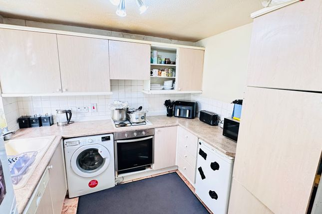Aspen Drive, Wembley photo 2