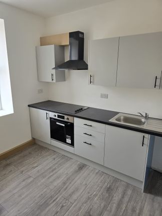Flat to rent in High Street, Gravesend