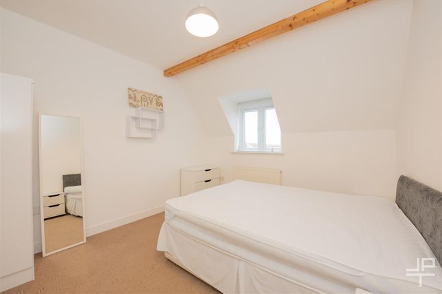 8, Heathlea Gardens, Wigan photo 4