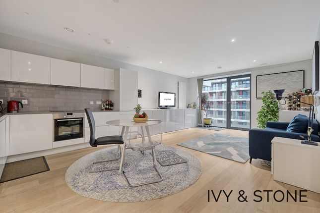 Thumbnail Flat for sale in 103, London