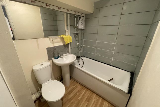 Flat to rent in Barnes Avenue, Southall, Greater London