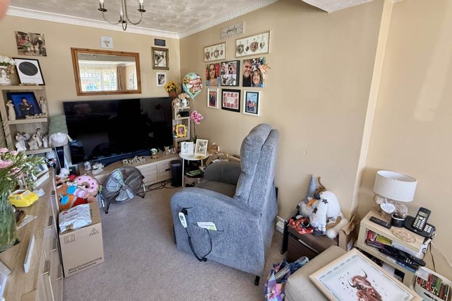 20, Broomfield Road, Bordon photo 2