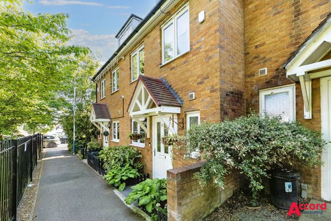 Thumbnail Town house for sale in Bushy Close, Romford