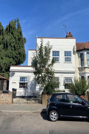 2 bed flat to rent in Henley Road, Ilford IG1