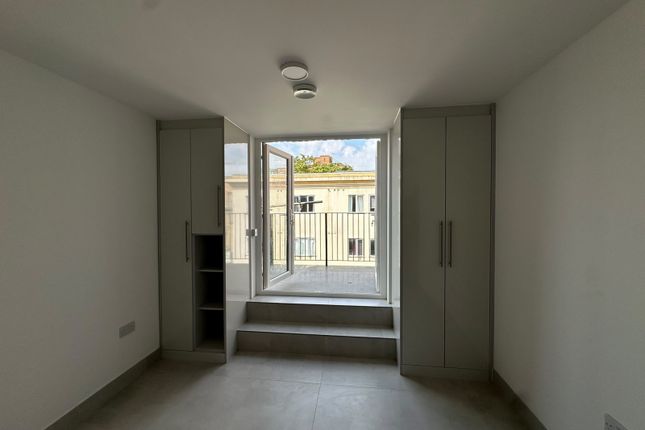 204 Flat 9 15, Leeland Road, London photo 4