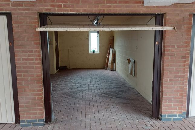 Flat 26, Sycamore Court, Oxted photo 3