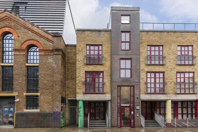 Flat to rent in Quaker Street, London