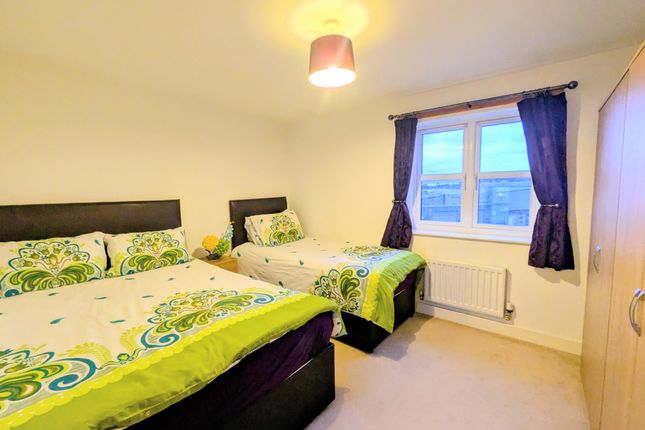 12, Fairbairn Fold, Bradford photo 4