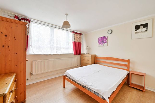 Flat to rent in Stoford Close, Southfields, London