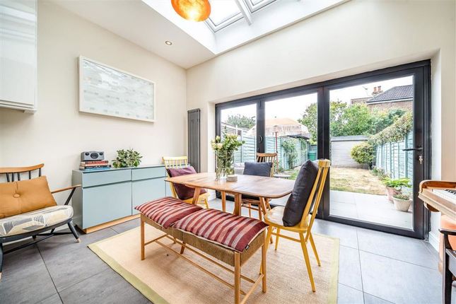 18, Blackmores Grove, Teddington photo 4