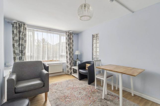 5 Leaford Crescent, Watford photo 3