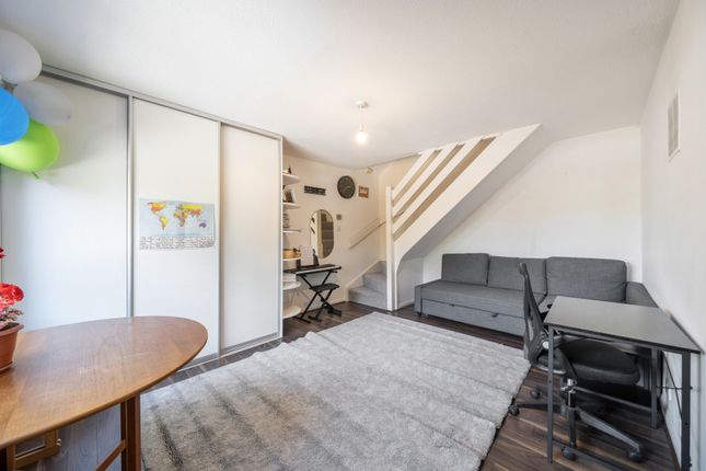 3, Peerless Drive, Uxbridge photo 4