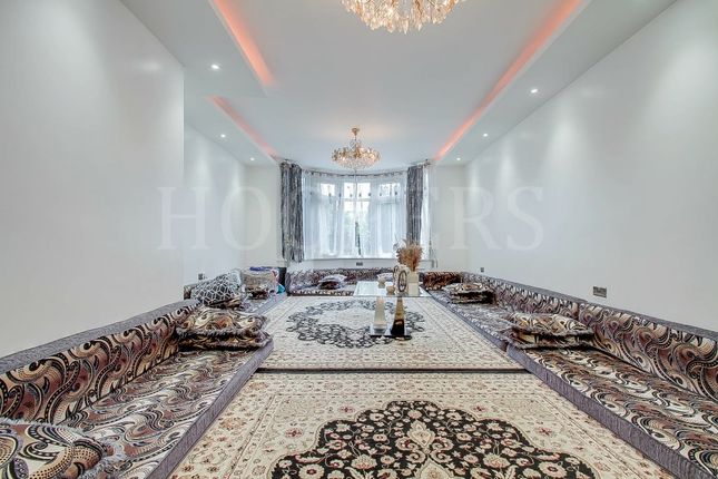 5, Winslow Close, London photo 4