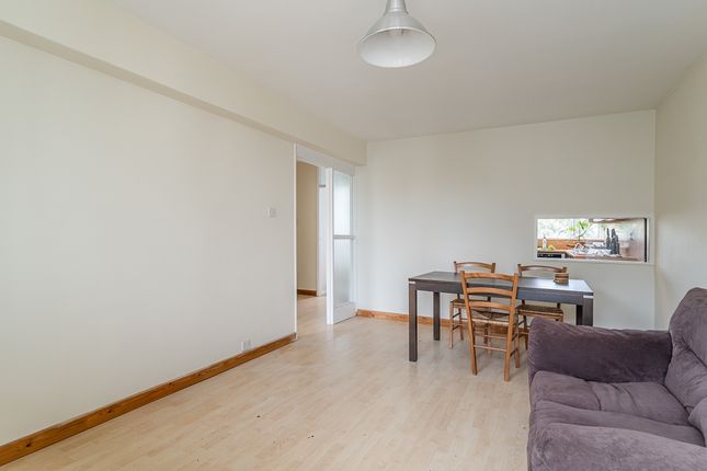Flat 60, Gilbert House, Churchill Gardens, London photo 2