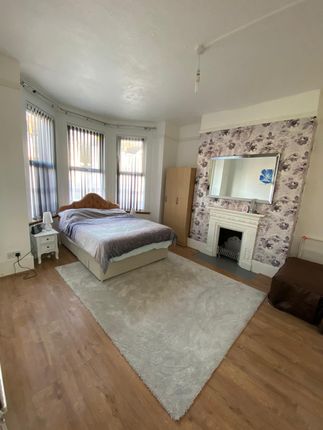Terraced house to rent in Broughton Rd, Croydon