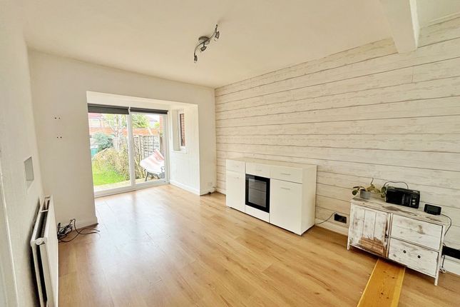 50, Thames Avenue, Greenford photo 2