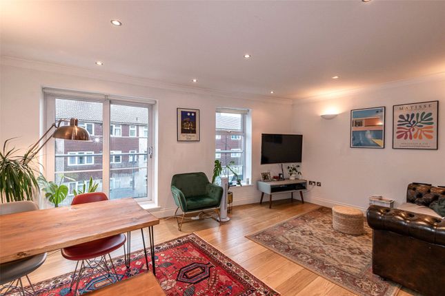 Flat to rent in Palace Road, London