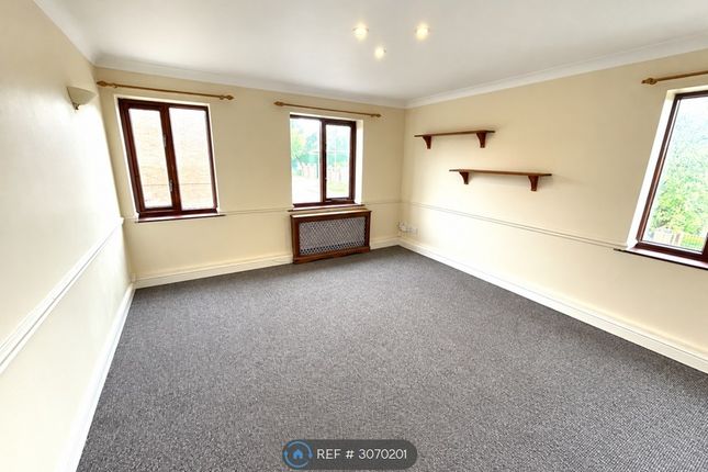 Queens Court, Madeley, Telford photo 2