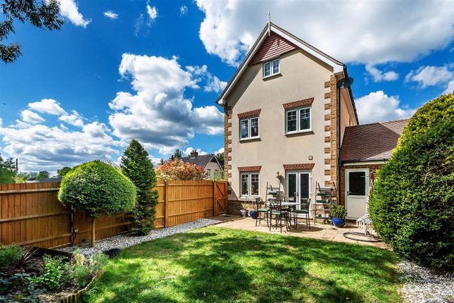 39, Halcyon Close, Leatherhead photo 4