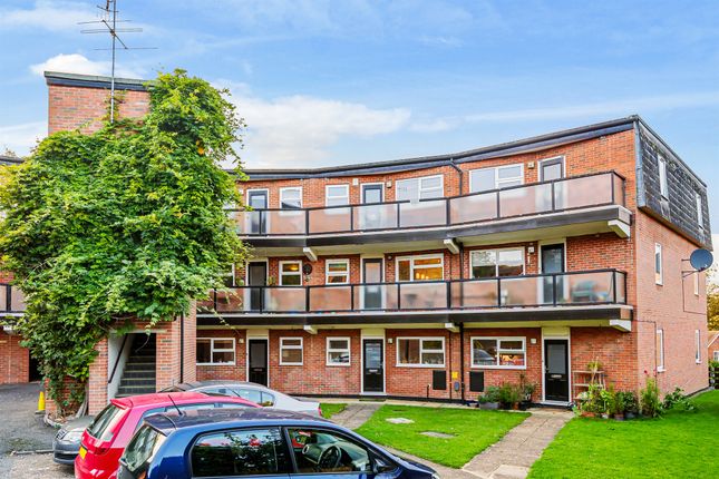 Thumbnail Flat for sale in Priory Court, Berkhamsted