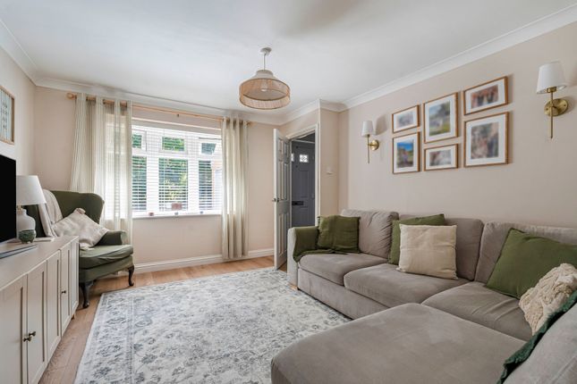 35 Hylder Close, Swindon photo 3