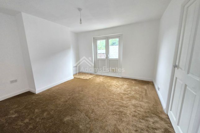 28, Laverhill, Liversedge photo 4