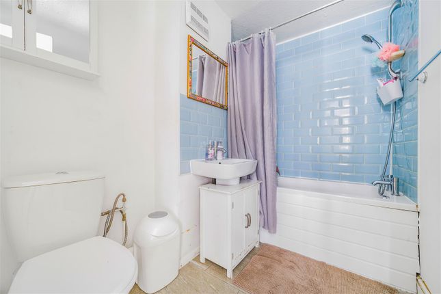 Town house for sale in Gadwall Way, London