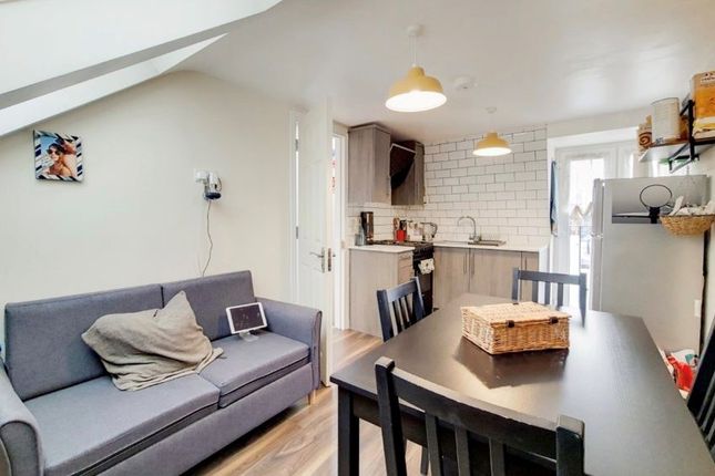 Room to rent in Tynemouth Street, London
