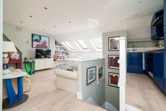 Second floor flat, 26, Lime Grove, London photo 4