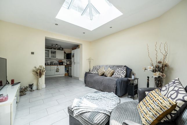 10, Larch Close, Surrey photo 4
