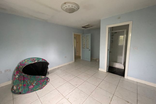 Flat for sale in Glade Park Court, Liverpool