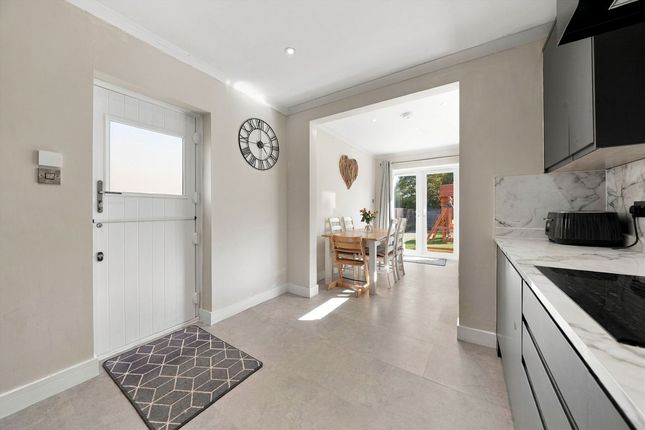 3, Katherine Close, Addlestone photo 4