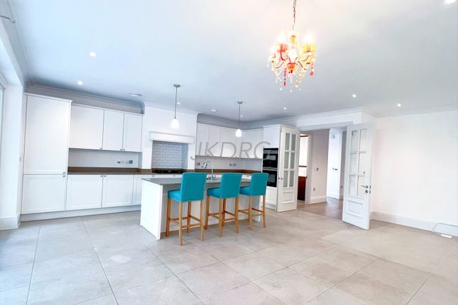 5-bed house on Barrons Chase, Richmond, £2,000,000
